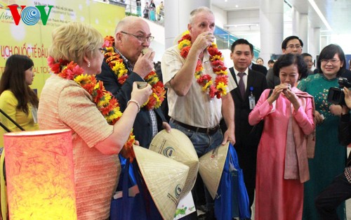 VN welcomes thousands of foreign tourists on first days of New Year - ảnh 2